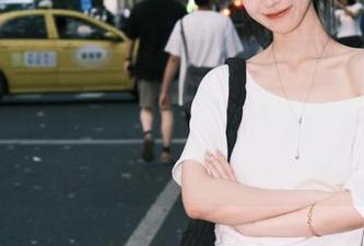 下载www.799su后，一种奇怪的亲切感油然而生，仿佛无意间成为了情感搜寻者。