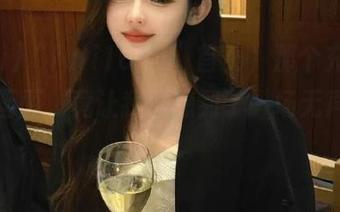 “fuli16.lv”首页，那个充满留白的画面，竟让我联想到了一场无声的对话