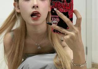 在五一吃瓜，观看贼大的大瓜，一边吃一边乐，这感觉太妙了！