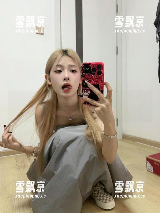 在五一吃瓜，观看贼大的大瓜，一边吃一边乐，这感觉太妙了！