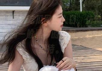 越过吃瓜网的入口，仿佛进入了“天下乌鸦一般黑”的世界，心中充满了期待。